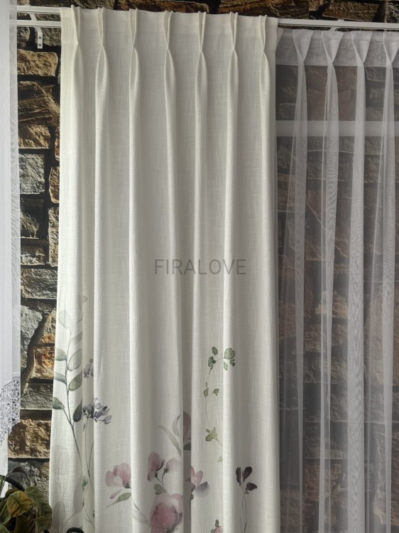 Firany szyte w zakładki doskonale pasują do salonu, sypialni czy jadalni, tworząc elegancką i przytulną atmosferę.
